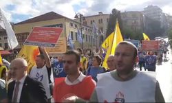 Eğitimcilerden siyah çelenkli protesto