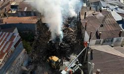 Çıkan yangında üç ev kullanılamaz hale geldi