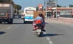 Küçük kıza motosiklette kasksız şekilde eşya taşıttı