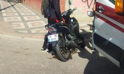 Otomobil ile motosiklet çarpıştı