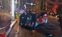 Trafik levhasına ve bariyerlere çarparak durabildi: 2 yaralı