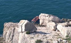 Turistler kayalık alanda mahsur kaldı