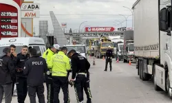 Sakarya'da feci kaza: Kadın, tırın altında kalarak hayatını kaybetti