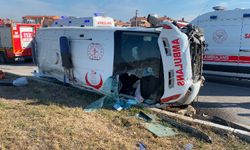 Ambulans kaza yaparak devrildi: 7 yaralı