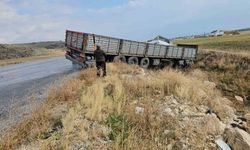 Direksiyon hakimiyetini kaybeden tır sürücüsü yoldan çıktı