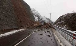 Heyelan karayolu trafiğe kapandı!