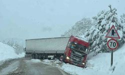 Kar nedeniyle kayan tır yolu trafiğe kapattı