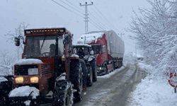 Karda mahsur kalan tır kurtarıldı