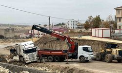 Tır yoldan çıktı, trafik felç oldu