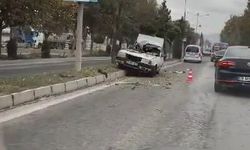 Tofaş marka otomobil ağaca çarptı: 1 yaralı