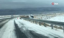 Buzdan kayan tır şarampole düştü