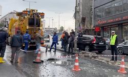 Çöken yol yeniden çöktü! Esnaf çözüm bekliyor