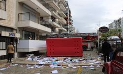 Sinir krizi geçiren kadın, eşyalarını sokağa attı