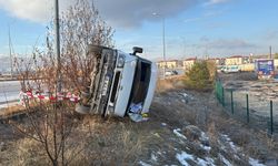 Su taşıyan minibüs yan yattı, sürücü yaralı