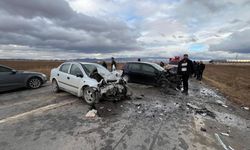 Otomobillerin kafa kafaya çarpıştı, yaşlı çift can verdi