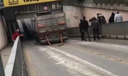 Alt geçide sıkışan tır, trafiği felç etti