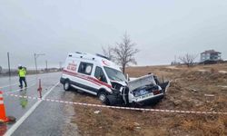 Ambulansla otomobilin çarpıştığı feci kazada 1 kişi can verdi