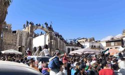 Emevi Camii’nde özgür Suriye’nin ilk cuma namazı