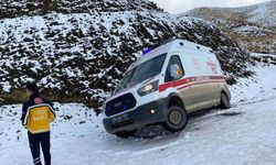 Karda mahsur kalan ambulans kurtarıldı