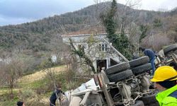 Kontrolden çıkan beton mikseri yan yattı