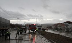 Manisa’da tır kontrolden çıktı, direkleri devirdi!