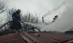 Rüzgarın etkisiyle büyüyen yangın nedeniyle ev kullanılamaz oldu