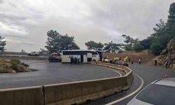 Yolcu otobüsü yağıştan dolayı kayarak polis aracına çarptı