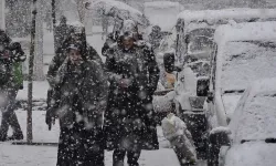 Yoğun kar yağışı! Yollar kapandı, yüksek kesimler beyaza büründü