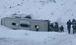 Yolcu otobüsü devrildi, ekipler olay yerinde müdahale ediyor