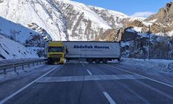 Oltu yol ayrımında bir tır kazası daha meydana geldi