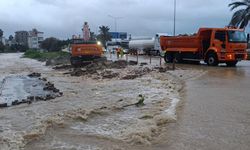 Manavgat’taki yoğun yağış, yolları göle çevirdi