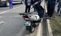 Yolun soluna geçmek isteyen motosikletli, otomobil ile çarpıştı