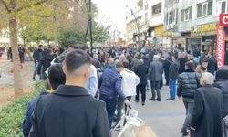 Sokak ortasında bıçaklı sopalı kavga: 8 yaralı!