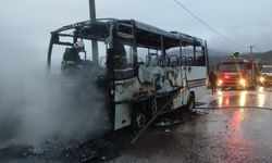 Seyir halindeki okul servisi yandı, faciadan dönüldü