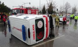 Ambulansla otomobilin çarpıştığı kazada 1 kişi yaralandı