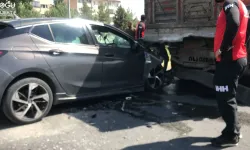 Trafik kazası: Otomobil kamyonete çarptı, 1 kişi ağır yaralandı