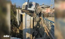 Köprü çöktü, hafriyat kamyonu dereye düştü