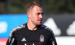 Mert Günok'tan açıklama:  Futbolu Beşiktaş'ta bırakmak istiyorum