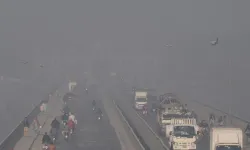 Pakistan'da yoğun sis trafiği felç etti!