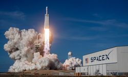 SpaceX, Ay'a ev gönderdi