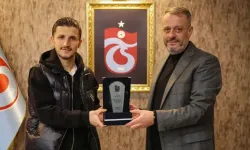 Trabzonspor’dan Enis Bardhi’ye teşekkür plaketi