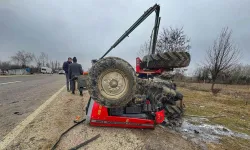 Minibüsle çarpışan traktör devrildi