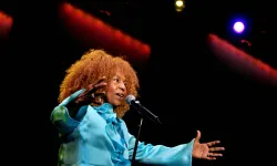 Ödüllü şarkıcı Roberta Flack hayatını kaybetti