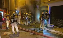 Beyoğlu’nda 3 katlı binada yangın! Panik anları kamerada