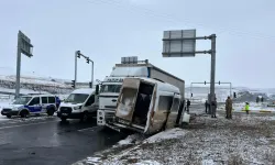 Ağrı’da çekici ile minibüs çarpıştı: 2’si ağır 8 yaralı