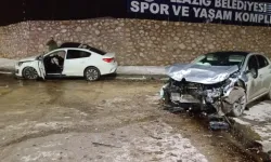 Elazığ'da iki otomobil çarpıştı: 3 yaralı