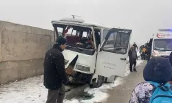 Elazığ'da feci kaza: Minibüs istinat duvarına çarptı