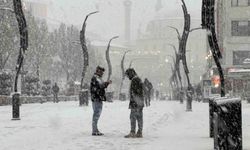 Bolu şehir merkezinde yoğun kar yağışı başladı