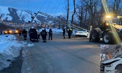 Hakkari'de bir otomobil elektrik direğine çarptı