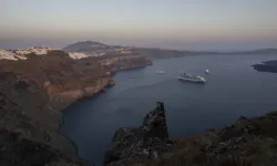 Santorini Adası'nda depremler toprak kaymalarına neden oldu